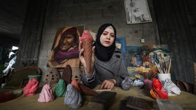 Kimi bir klah, kimi bir dondurma ubuunda resmedilen ocuk ehreleri, ncelikle keyifli bir izlenim verirken, dikkatle incelendiinde Gazze`de yaanan aclar arpc bir ekilde anlatyor.