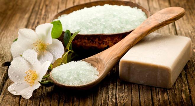 EPSOM TUZU  <br>  Magnezyum slfat bakmndan zengin olan epsom tuzunu du aldnz srada bir kovaya scak su koyunuz ierisine gz karar epsom tuzu ekleyiniz. Daha sonra bu suyu boynunuzdan aa yava yava dknz. Ya da yine scak suyun ierisine eprom tuzu ekleyiniz. Sonra bu suya temiz bir havlu batrp aryan blgenizde 15 dakika bekletiniz.