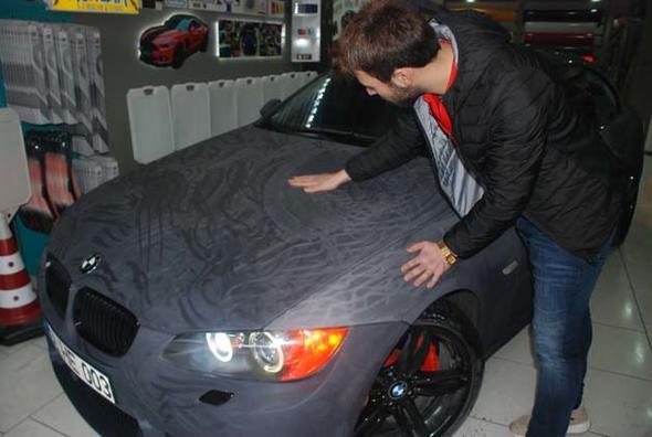 Kadife kapl otomobilinin daha rahat temizlendiini belirten ahinolu, "Kadife otomobilin boyasn koruyor, daha rahat ykanp temizleniyor. Dolu veya ta at gibi eylerden aracn kaportasn koruyor. Ykamas da ok basit su tuttuunuzda toz, toprak akp gidiyor&#8221; dedi.