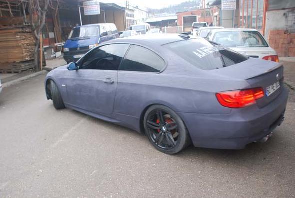 GREN DNP BR DAHA BAKIYOR     Modifye tutkunu Sinan zdilek ise internette grdkleri kadife kaplamay aralarna baar ile uyguladklarn syledi. Avrupa lkelerinde olduu gibi lks aralarn kadife ile kapladklarn dile getiren Aknta, &#8220;Kadife kapl otomobile ilgi yksek. Fotoraf ekinmeye gelenler oluyor. Gelen geen merak edip bakyor. Bizler de iyi ki yapmz diyoruz" diye konutu.