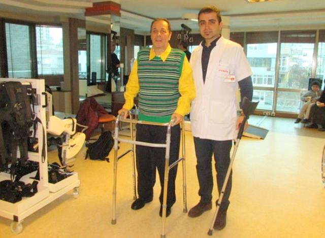 ACI HABER OLU VERD: Ac haberi duyuran Yaln Mente'in olu Atilla Mente "Sevgili babam Yaln Mente'i kaybettik. Tm yaknlarnn ve sevenlerinin ba sa olsun" dedi. Mente'in eker hastal nedeniyle 2013 ylnda sa baca kesilmiti. Yaln Mente 58 yandayd.