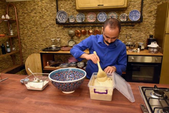 Doal probiyotik olan ekmein hazmnn kolay olduunu ve bayatlamadn ifade eden Usta &#8220;Sivas&#8217;n yemek kltrnn derin olduunu biliyoruz. &#8216;Bunu nasl tantabiliriz&#8217; dedik. Sivas&#8217;n yakn tarihten uzak tarihe doru servenini balattk. Dedik ki, en yakn tarihte 4 Eyll Kongremiz var. Sivas kadim bir ehir, Cumhuriyetin doduu yer. Gazi Mustafa Kemal Atatrk Paa ve Milli Mcadele Heyeti ne yemi diye aratrdk. Ekmein de en uzak tarihten bu tarafa kadim bir ycelii var. Biz de ekmekten balamaya karar verdik&#8221; dedi.