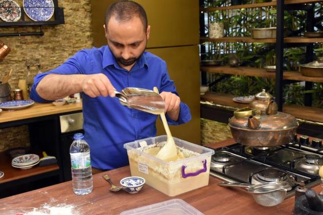 Usta, &#8220;Sivasmz&#8217;n zeron budayndan kendi ttmz un ve eki mayayla yaptk. Milli Mcadele dneminde Heyet-i Temsiliye yelerine bunlar ikram edilmi. zellii tam budayl bir ekmek. Biz bunu hibir katk maddesi yapmadan, unumuzun ierisine ila koymadan, gbre atmadan doal yntemlerle rettik. Doal probiyotik diyebiliriz, hazm kolaylatryor, yemesi gzel ve bayatlamyor ekmeimiz&#8221; diye konutu.