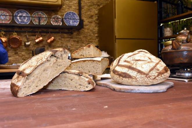 Sivas&#8217;ta lokanta iletmecisi shak Kaan Usta (39), Sivas Kongresi&#8217;nde 108 gn boyunca Mustafa Kemal Atatrk ve Heyet-i Temsiliye&#8217;ye ikram edilen ekmei 100 yl sonra yeniden retti. Usta, yreye zel &#8216;zeron&#8217; cinsi buday ve eki mayayla yapt ekmei Sivas Kongresi&#8217;nin 100&#8217;nc yl etkinliklerinde ikram edeceini syledi.