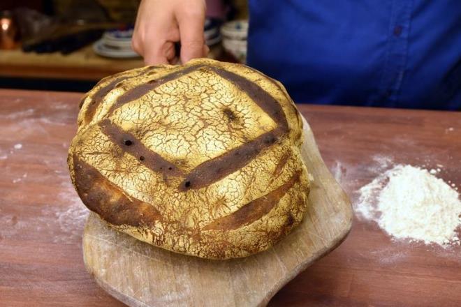 Kendisini Sivas&#8217;n turizm elisi olarak tantan Usta, yreye zg olarak yetitirilen &#8216;zeron&#8217; tr buday ila ve gbre koymadan yeniden yetitirdi. Kara deirmende tt undan hazrlad hamuru eki mayayla birletirerek 100 yl nceki ekmei yeniden retti.