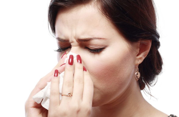 TTN DUMANI: Burun tkankl burnu tahri eden her trl maddeye kar gelien reaksiyon sonucu da oluabilir. En sk grleni ttn dumandr. Baz hastalar baarl bir burun ameliyat geirseler dahi sigara imeye devam ettikleri srece tam olarak rahatlayamazlar. Olaand sebeplerden birisi de gastro zofajeal refl hastal (GERD) dr ki; tedavi de mutlaka mide asidinin genze kadar kamas nlenmelidir&#8221; diye konutu.