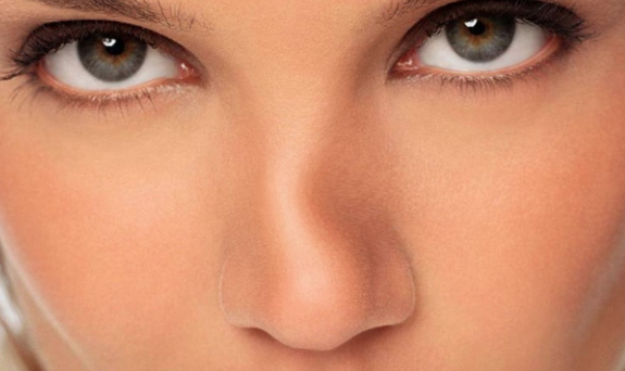 OKSJEN YETERSZLNE NEDEN OLUYOR: Burun i ksm erilii yani deviasyon yada burun etlerinin bymesi gibi nedenlerle oluan kronik burun tkankl ise uzun dnemde oksijen yetersizliine neden olarak vcudu olumsuz etkiler. Akcierlerimize yeteri kadar temiz hava gitmeyince oksijen karbondioksit deiimi etkilenir, kanmz dokulara eksik oksijen gtrr ve zamanla dokularda hasar geliir. Kaliteli uyku uyuyamayan kii de yorgunluk ve konsantrasyon gl geliir, yksek tansiyonu takiben kalp de ritim bozukluu balar ve bir mddet sonra kalp byr.