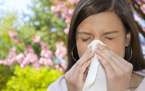 BALILIK YAPIYOR ZM SALAMIYOR: Dr. Baykal, &#8220;Bu spreyler en fazla 45 gn kullanlabiliyor ama kiiler burundan nefes almann getirdii rahatlk ile burun spreyini kullanmaya devam ediyor. Ancak bu spreylerin uzun vade kullanm kiilerde balla neden olabilir. Ayrca kronik burun tkanklna sprey zm salamyor.