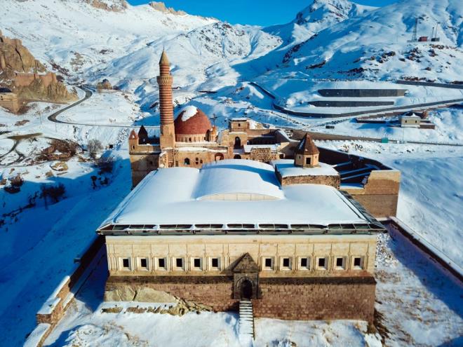 Sarayn en fazla yerli turistler tarafndan ziyaret edildiini ancak saray gezmeye yabanc turistlerin daha fazla zaman ayrdn anlatan even, yle konutu:  <br>  "Normalde yerli turist sarayn ierisine girdii zaman 1-1,5 saat girip kyor ama yurt dndan gelen turistler grdkleri karsnda 4-5 saate yakn zamann buraya veriyor. Genelde sarayda yabanc turistlerin ilgisini eken burada ilk kalorifer sisteminin kullanlmas. 500 yl nce sarayda kalorifer sistemi kurulmu. Aslnda dnyada birok saray var ama burada bu sistemin kullanlmas onlarn ok ilgisini ekiyor. Ayrca rakm olarak da ilgi ekiyor saray. u an 2200 rakmdayz ve sarayn gerek bulunduu konumu, gerek kalorifer sistemini grdkten sonra tekrar arkadayla gelmek isteyen turistler oluyor."