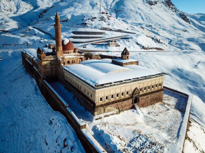 niversite rencisi Serdar elik, saray daha kk bir yap olarak dndn ancak grd manzara karsnda mutlu olduunu ifade etti. elik, "Sadece Van'a geldik ama shak Paa Saray'n grmek iin de buraya geldik. Bizim milli kltrmz bu. Sahip kmal, grmeliyiz buray. Herkesi buray grmeye davet ediyorum." ifadelerini kulland.
