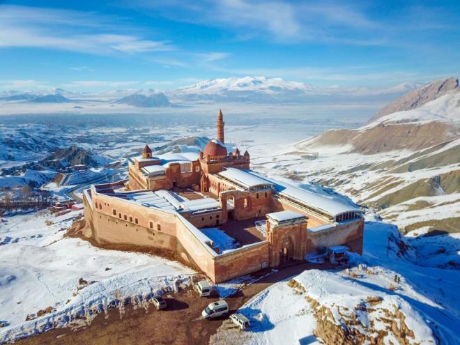 Yaz aylarnda olduu gibi k mevsiminde de turistlerin aknna urayan shak Paa Saray, kar rts ierisindeki gzellik ve zarafetiyle ziyaretilerine bu mevsimde de adeta grsel bir len sunuyor.