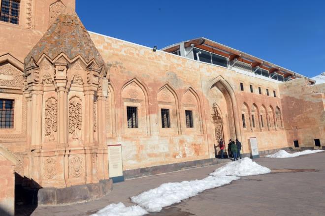 Dou Anadolu Blgesi'nin en nemli Osmanl eserleri arasnda bulunan tarihi shak Paa Saray, Kltr ve Turizm Bakanlnn evre dzenlemesi projesi ve ileri Bakanlnca grevlendirmesi yaplan Doubayazt Belediyesinin almalaryla her geen gn ziyareti saysn arttryor.
