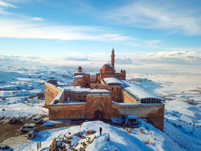 "Medeniyetler geidi'' olarak nitelendirilen blgede Lale Devri'nde ina edilen ve Topkap'dan sonra lkedeki en byk saray olan, kartal yuvas grnm, mimarisi ve tarihi zelliiyle yln her mevsimi ziyaretilerin ilgisini eken shak Paa Saray, zellikle son yllarda blgede salanan huzur ortamnn da etkisiyle ok sayda yerli ve yabanc turisti arlad.