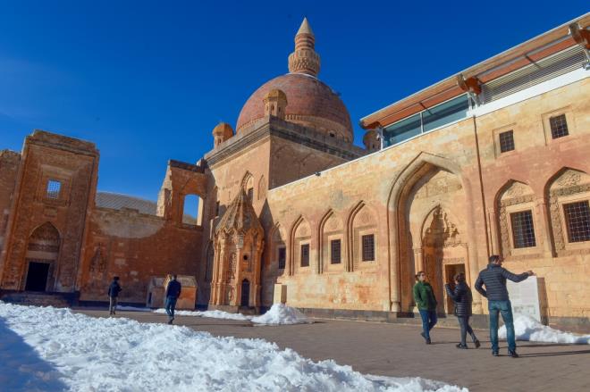 Ege niversitesinde Beden Eitimi retmenlii blmnde okuyan Ilgn entrk de saray ok gzel bulduunu belirterek "Bence daha fazla ne karlmal. Buraya Ar merkezden servisler kaldrlmal bence. Buraya gelmeden nce sarayn sadece manzaras hakknda bir fikrimiz vard ama kesinlikle bu kadar gzel bir mimari beklemiyorduk." dedi.