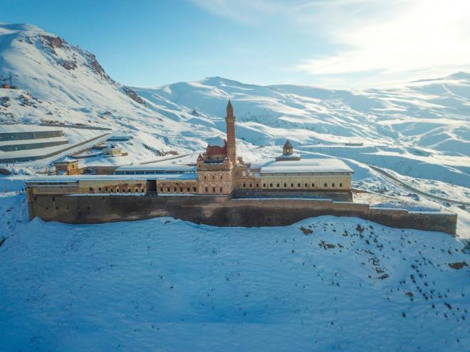 zmirli renciler saraya hayran kald  <br>  zmir Ege niversitesinden Van'a geziye gelen 17 kiilik kafile de blgenin nemli eserlerinden biri olan saray grmek iin Doubayazt ilesine geldi. Saray gezerek rehberler eliinde tarihi hakknda daha fazla bilgi alan renciler, sarayn grkemi ve gzellii karsnda aknlklarn gizleyemedi.