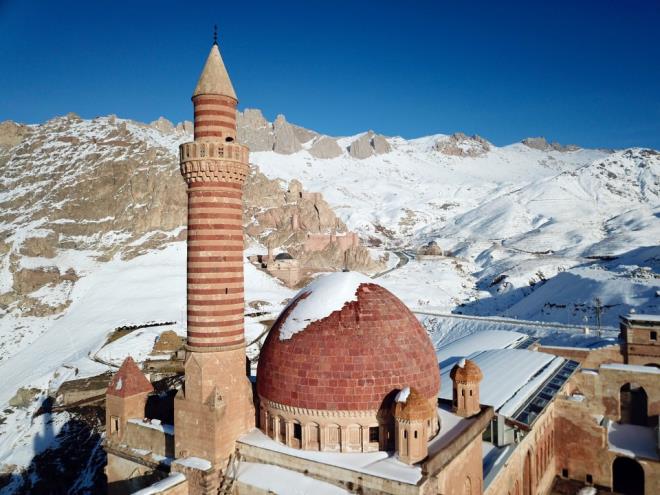 Saray 2018'de 121 bin 94 ziyareti arlad    <br>Heybeti ve gzelliiyle blgeye nemli oranda gelir gelmesini de salayan shak Paa Saray, bu zellikleriyle 2018 ylnda turist rekorunu da krd.     2014 ylnda 100 bin ziyaretiyi arlayan, ardndan blgedeki olumsuzluklar nedeniyle ziyareti says 2015'te 44 bin 603'e gerileyen shak Paa Saray, tm almalara ramen 2016 ylnda ancak 57 bin 175 kii arlayabildi. Gerek blgede salanan huzur, gerekse yaplan yatrmlarla tekrar eski gnlerine dnmenin sinyalini veren shak Paa Saray, 2017 ylnda 92 bin 830 turist says ile 2014 yl seviyelerine kabildi. 2018 ylnda ise nemli bir aba sergilenmesi ve evre dzenlemesi bata olmak zere bir dizi almaya tabi tutulan saray, 121 bin 94 yerli ve yabanc turist arlamay baard.