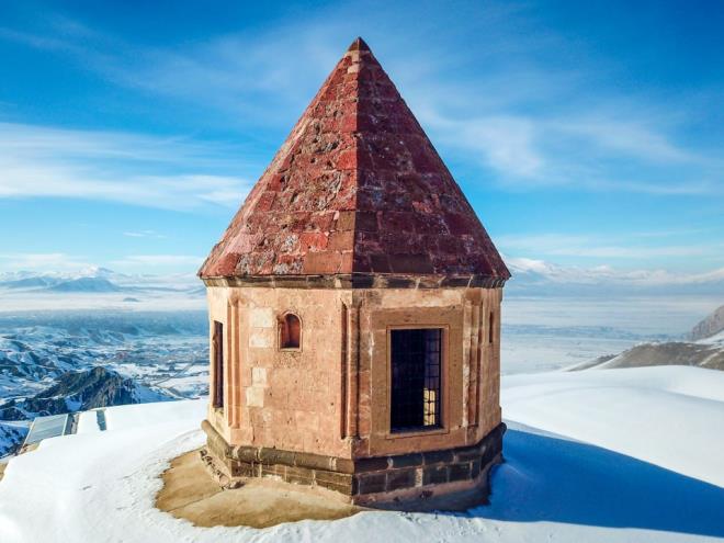 "500 yl nce kullanlan kalorifer sistemi ilgi ekiyor"  <br>  Turizm acentesi sahibi ve rehber Mehmet even, AA muhabirine yapt aklamada, saraya her geen gn artan ilgiden dolay memnun olduklarn syledi