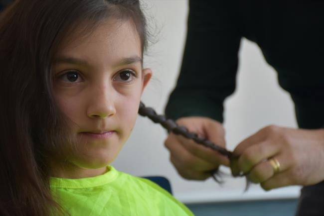 ocuklarla gzel vakit geirdiklerini anlatan Eser Kansuva, "Mterilerime 'Bana kitap getiren herkese cretsiz fn ekeceim, bu kitaplarla Kars akmak ky Atatrk lkokuluna ktphane kuracam' dedim. Birok vatanda, arkadalarm destek verdi" dedi.    "Daha nce salarn anne ve babas kesmi"    Kansuva, okul ktphanesine kitap getirdiklerini ve rencilerin de salarn yaptklarn belirterek, yle konutu:    "Bu proje kapsamnda 6 bin kitap topladm. Arkadalarm, mterilerim ok destek oldular. eitli hediyeler getirdik ve burada da minik prenseslerin salarn yapyorum. Umarm hepsi ok beenir."