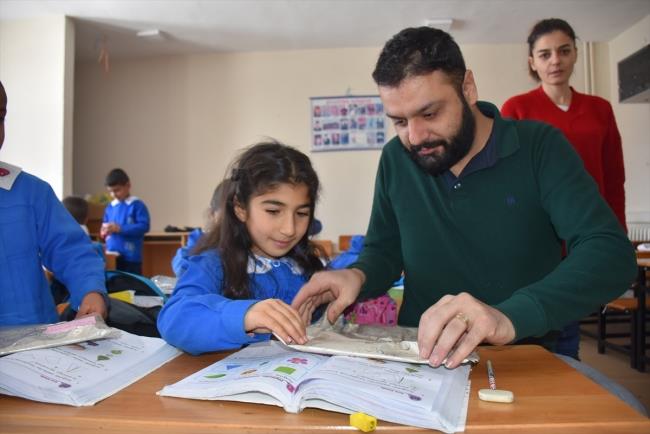 Baz rencilerin ilk defa kuafrle tantn syleyen Kansuva, "San yapacam kzn ismi Nehir. Hi kuafre gitmemi, daha nce salarn anne ve babas kesmi. Kuafr olarak ilk defa salarn ben keseceim. Bu beni ok onurlandrd, ok da mutlu oldum. Ben aslen buralym ama hi gelmemitim. lk defa geliyorum. Byle gzel bir proje iin gelmekte ayrca beni ok mutlu etti" dedi.