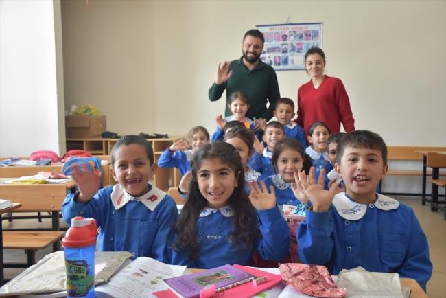 Dou Ekspresi ile Kars'a giden Eser Kansuva ve ei Sibel Kansuva toplanan kitaplar ve hediyeleri akmak kyndeki okul ktphanesine teslim etti. ift, daha sonra kz rencilerinin salarn ekillendirdi.