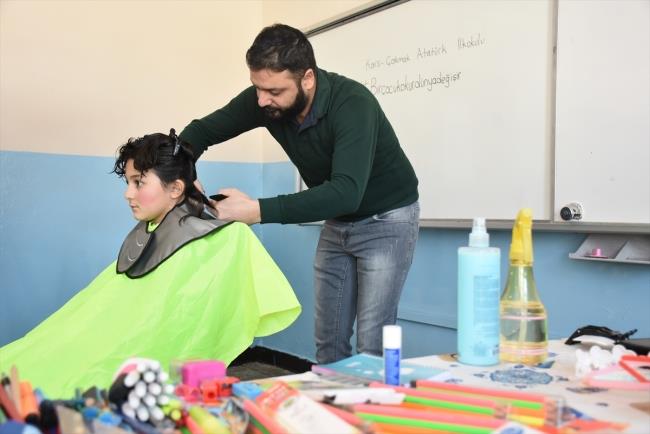 Kansuva, ocuklara yaklak 30 koli kadar kitap gtrdn vurgulad.    "Buradaki ocuklarla grme ansn bulduk, hepsi gzel meslekler seecekler. Buradaki ocuklar byyp okuduka ilerde gzel projelere imza atacaklar."
