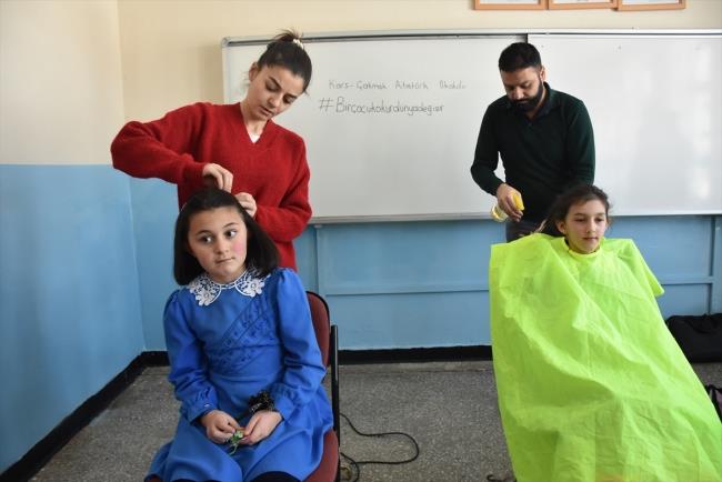 Hem kitap hem kuafr mutluluu yaadlar    ocuklar ktphanelerinin kitaplarla dolmasnn mutluluunu yaarken, kz renciler ayn zamanda salarnn ilk kez bir kuafr tarafndan ekillendirilmesiyle sevindi.