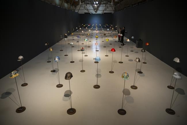 Baret deyince herkesin aklna i gvenliinin geldiini vurgulayan Ak, " gvenliinin bir simgesi haline gelmi baret, alan her eyden koruyor diye bir alg var. Baretleri sergilerken amacmz 'acaba' sorusunu sordurmak" dedi.