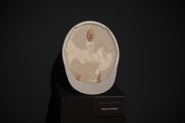 Baretin i yerinden sergi salonuna yolculuu     Ak, i yerine kendisini ziyarete gelen bir ressam arkadann, ynetim kurulu yelerinin odasnda renkli katla kaplanm bir baret grdn ve ok beendiini syledi.