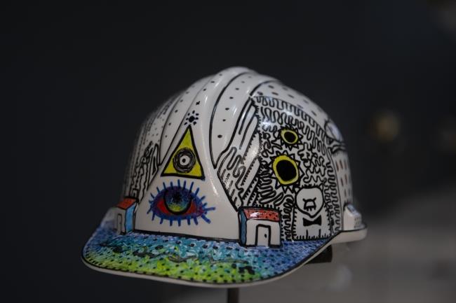 Baretin iine yerletirilen topalar ocuk iiliine, deriyle yamanan ya da zerine dinamit lokumu yerletirilen baretler i gvenliine dikkat ekiyor.