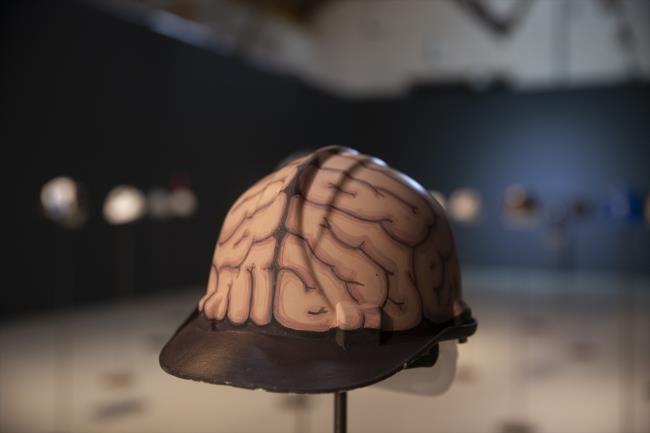 Renkli katlardan oluturulan kolajlar, souk silikon ya da kpk kullanlan eserler, kiinin iindeki ya da dardaki yabancya kar ne kadar korunakl olduunu sorguluyor.