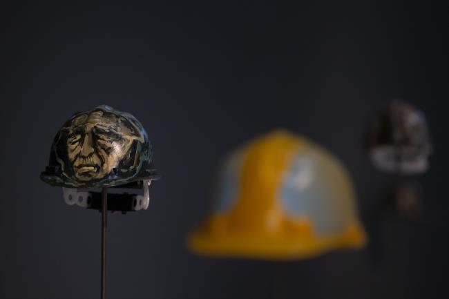 Ali Ak, buradan yola karak bir koleksiyon hazrlamaya karar verdiklerini belirterek eitli sanatlarla iletiime geip baretleri dattklarn, 10 aylk bir almann sonunda da bu eserlerin olutuunu dile getirdi.