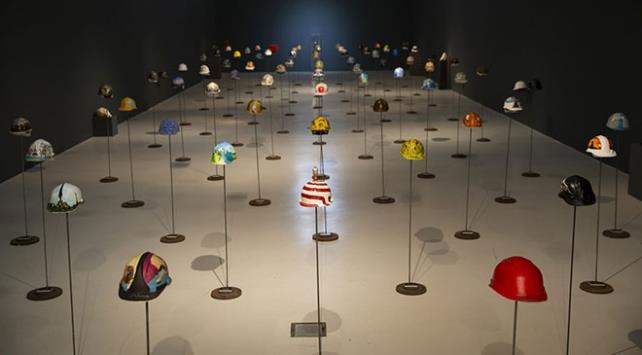  gvenliinin simgesi haline gelen baretin, 89 sanat tarafndan 95 farkl forma kavuturulduu koleksiyon, CerModern'de "Deus ex Machina" sergisinde sanatseverlerin beenisine sunuluyor.