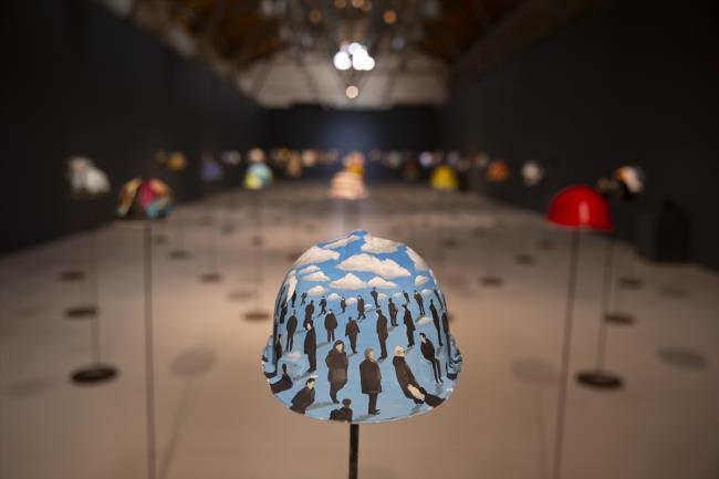 Ak, baretin bilinmeyene kar bir korunak olup olmadnn, tm sorunlar zp zmediinin yorumunu sergiyi izleyen sanatseverlere braktklarn belirtti.