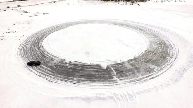 Yaklak 160 kilometre hzla yaplan srler katlmclar heyecanlandrd. Kayarak savrulan aralar, sr deneyimine katlanlara elenceli anlar yaatt.