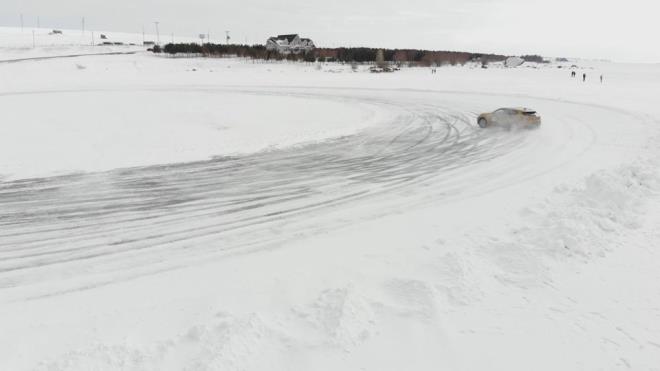 Kar ve buz etkinliini son 5 yldr dzenlediklerini ifade eden firmann icra kurulu yesi ve motorspor srcs Naci Kocabyk, "Kars ve Ardahan ldr Gl zerinde 5 yldr gzel bir alma yaptk. Getirdiimiz nokta gerekten bize gurur veriyor. Son gelimi aletlerimizle birlikte buzun kalnln ve kalitesini lyoruz. Bylece kesinlikle bir gvenlik zafiyeti vermiyoruz. Katlmclarmz son derece gvenli bir ekilde buz stnde bu deneyimi yaayabiliyorlar" dedi.