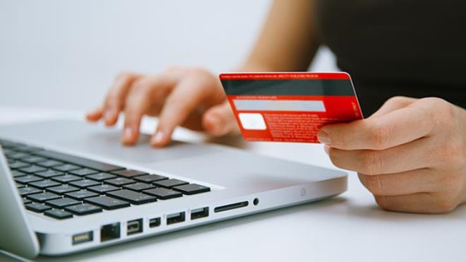 Kredi kart yelik szlemesi kapsamnda tahsis edilen kredi kart borcunun denmemesi zerine harekete geen banka, gnderilen hesap kat&#8217; ihtarndan sonu alamaynca areyi haciz yoluna gitmekte buldu. Mahkemenin reddettii bankaya mjdeli haber Yargtay'dan geldi. Yksek Mahkeme, hesap kat&#8217; ihtarnmesine ramen borcunu deyemeyenler hakknda ihtiyt haczin nn at.