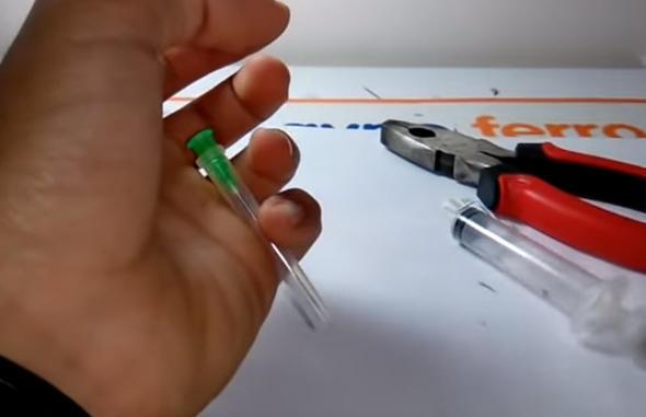 Ve rngay inesinden ayrarak ie balad.