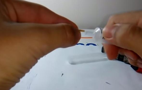 Bu lastii rngaya ucundaki ine deliinden yerletirdi.