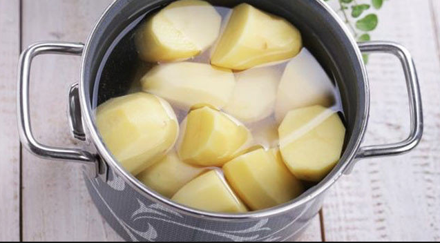 HALANMI PATATESLE KLO VERMEK N... Diyete uygun ekilde halayacanz patates ile kilo verebilirsiniz. Ya ve tuz kullanmadan halama ile piireceiniz patatesleri paraya ayrmadan nce bir mddet dolapta bekletin. Bylelikle gerekli vitamin ve minerali alacak ve dk kalori ile n atlatm olacaksnz.