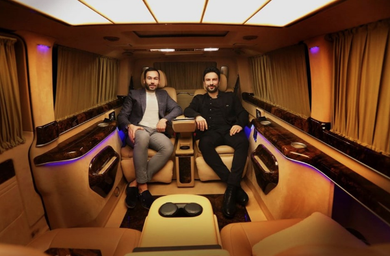 Satn ald minibs daha konforlu seyahat edebilmek iin zel olarak tasarlatan sanat, ses sistemi bata olmak zere malzeme seiminden iilie kadar tasarmn tm detaylaryla yakndan ilgilendi.