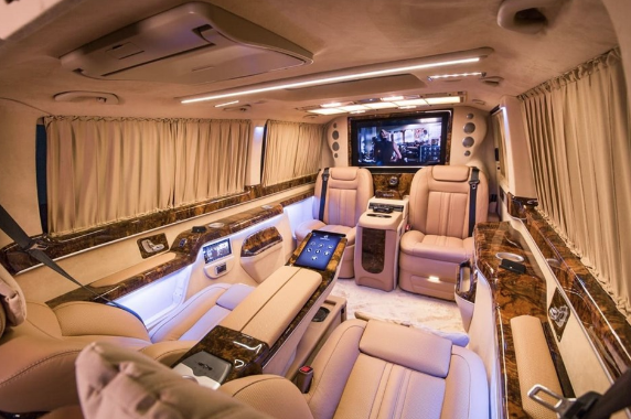 Konforlu ve gvenli seyahat iin ok sayda zel donanm eklenen minibse, ileri dzey teknolojik altyap da monte edildi.