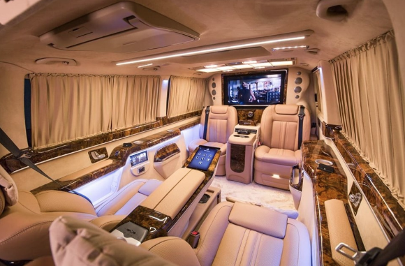 Konser ve zel program seyahatlerinde VIP minibs kullanmay tercih eden nller arasnda yer alan pop mziin Megastar' Tarkan, aracn yeniledi.