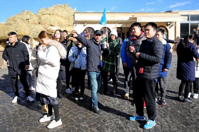 "Trk insan ok scakkanl"    inli turistlerden Xia Yong ise uakla stanbul aktarmal olarak Kapadokya'ya geldiini, tatili boyunca Antalya ve stanbul'daki tarihi yerleri grmek iin tura katldn belirterek, yle konutu:    "in bayram nedeniyle Trkiye'ye geldik. Kapadokya ok gzel, ok beendim. Ayrca Trk insan da ok scakkanl. Tatil sresince buradaki birok yeri grmek istiyorum."
