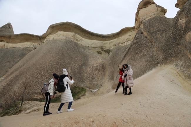 Blgedeki baz otellerde tam doluluk oran yakalanrken, inli konuklar Greme Ak Hava Mzesi, Paaba, Zelve ren Yeri ile Derinkuyu ve Kaymakl yer alt ehirlerinde younluk oluturuyor. Peribacalar arasnda gezinti yapan turistler, doal gzelliklerin oluturduu manzara karsnda hatra fotoraf ektiriyor.