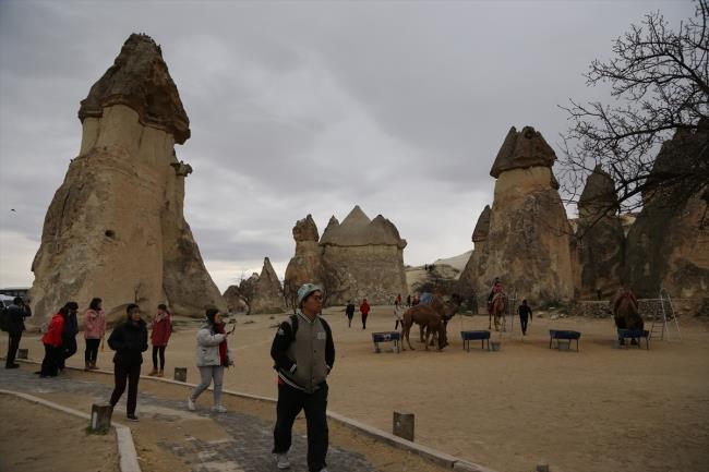 Blgede gezinti yapan inli turistlerden Wei Ni, lkelerinde balayan tatil nedeniyle arkadalaryla birlikte seyahate ktklarn ve Kapadokya'ya geldiklerini belirtti.