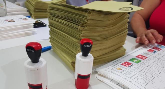 1- Seime ka siyasi parti katlacak?  <br>  Yerel seime 12 siyasi parti katlacak. YSK karar uyarnca; Adalet ve Kalknma Partisi, Bamsz Trkiye Partisi, Byk Birlik Partisi, Cumhuriyet Halk Partisi, Demokrat Parti, Demokratik Sol Parti, Halklarn Demokratik Partisi, Y Parti, Milliyeti Hareket Partisi, Saadet Partisi, Trkiye Komnist Partisi ve Vatan Partisi seime katlacak.