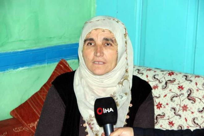 "Eim 'Sende genel kltr yok, rezil olursun' dedi"<br>    Gnlk hayatnda tam bir kyl kadn olduunu, deiik ilerle uratn kaydeden Tekir; yarma macerasn anlatarak unlar syledi: "Gnlk hayatmda tavuklarm var, ba, bahe, pekmez yaparm. Niasta yaparm, temizliklere bayan gtrrm, emen yaparm. Tam bir kyl kadnym. Bir gn internetten yarmaya bavurdum. Oluma dedim ki &#8216;Sen katl&#8217;. Oda &#8216;Ben katlmam anne&#8217; dedi. Ben de aka yaptm, &#8216;Sen katlmazsan ben katlrm&#8217; dedim. Bir hafta sonra telefon geldi. Telefon gelince ben ok terledim, ok oldum aka yapyorlar diye. O anda eimle kt olduk, eim bana kzd, &#8216;Sende genel kltr yok, rezil olursun&#8217; dedi.