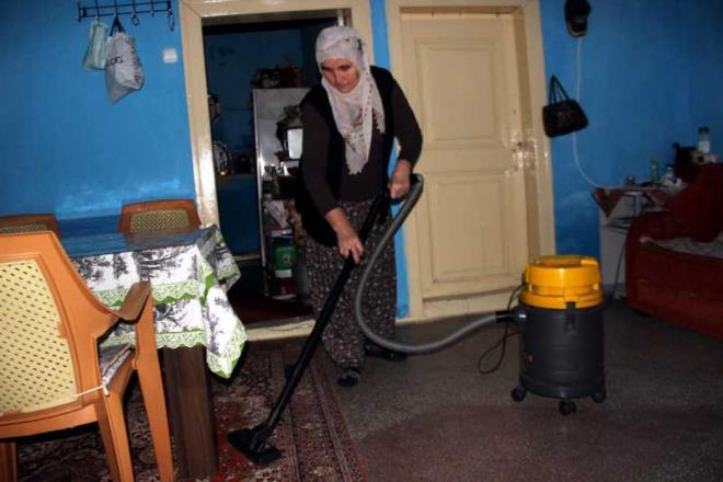 "Sorular mantk yrterek bildim"    <br>lkokul mezunu olmasna ramen sorular mantk yrterek bildiini ve yarmann ardndan ok gzel tepkiler aldn ifade eden Emsal Tekir; "Yarmadan sonra ok gzel tepkiler oldu. Eim benden zr diledi. ocuklarm da mahup oldu. Ben kendime gvenmesem zaten bu kadar gitmezdim. nk bende bir kalp var gelmeden gelecei biliyorum, kalbime douyor. O sorular mantk yrte yrte bildim" eklinde konutu.