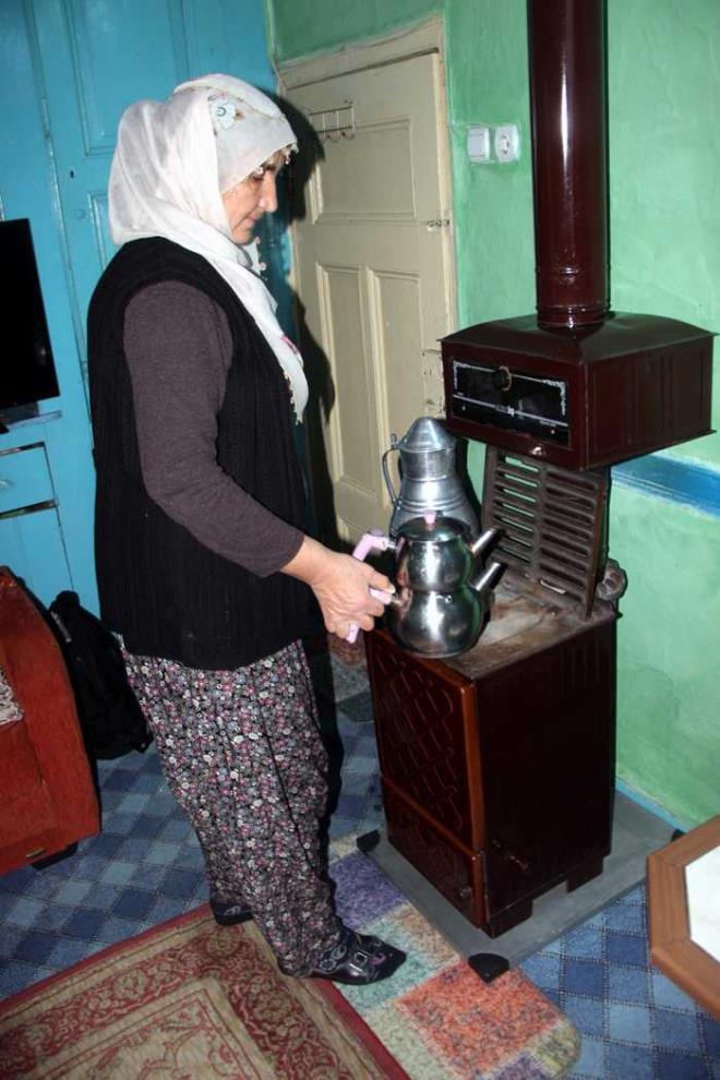 antalarm hazrladm, bir gn sonra eimin alt dkkana vardm. Dkkann iine &#8216;gp&#8217; diye antalar koydum. &#8216;Ben bu gidile gidiyorum, bir ay gelmem&#8217; dedim, bu arada da ksz. Orada aabeyim, yeenlerim, kuzenlerim var. Cebimde de o an 5 lira param var baka param da yok. Kayseri&#8217;ye kadar param var. Korktu, bana 200 lira para verdi. Yola ktk gittik. Byle bir maceramz oldu" ifadelerini kulland. Yarmada mrnde grmedii paray kazandn dile getiren Tekir; "Yarmada herhalde 8. soruydu, 60 bin TL&#8217;lik soruyu grdm. Ama bilmediim iin ekildim. Riske atamazdm. Ben mrmde grmedim o paray, riske atamazdm. htiyacm da vard"