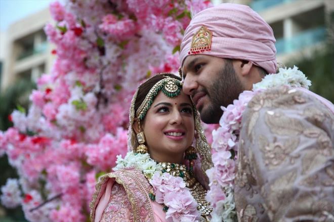 Gelin Medha, otelden alndktan sonra havuz banda dini tren yapld. Ziyafetlerin yan sra mzikli ve dansl elencelerin gerekletirildii dn evlilik resepsiyonuyla sona erecek.